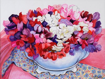 Piselli dolci in un vaso vittoriano con tessuti, 2012 da Joan Thewsey